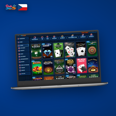 Hráč u velkého monitoru spouští Dudespin Casino na počítači večer